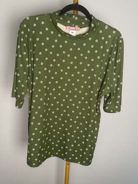 Heart of Haute Ribbed Olive Green Daisy Floral Mock Neck Short Sleeve Top 2XL